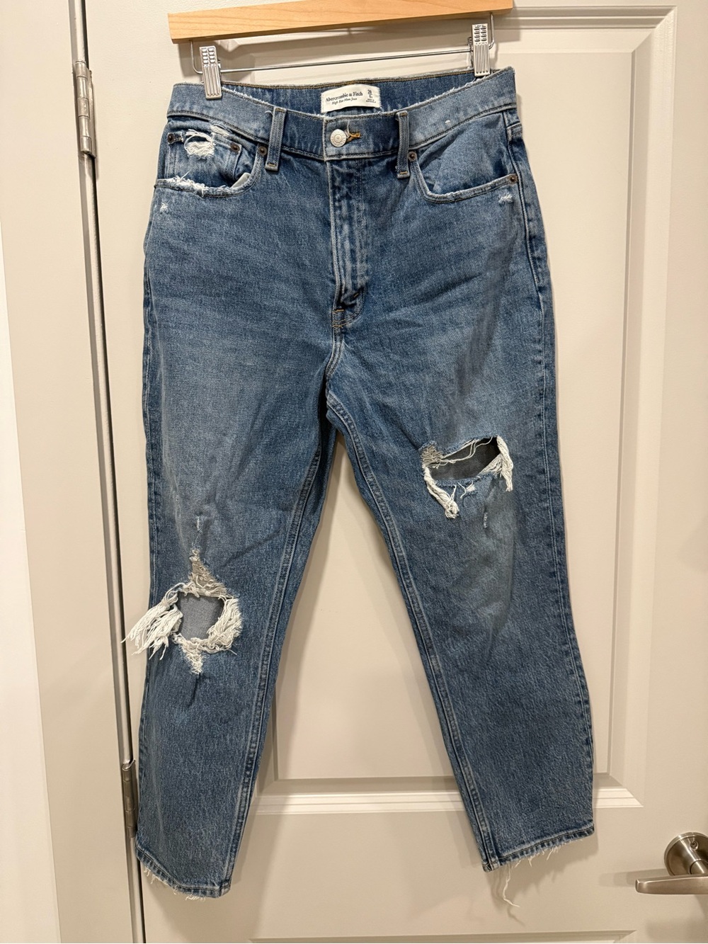 Abercrombie & Fitch Distressed High Rise Mom Jeans 28/6s